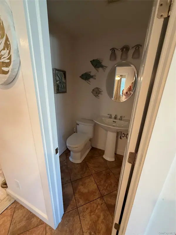 13 Barry RD, Amityville, NY 11701