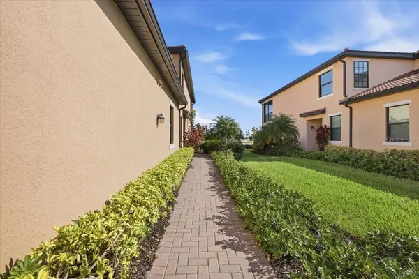 10792 TARFLOWER DR #102, Venice, FL 34293