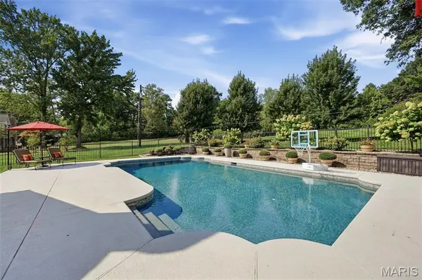 23 Bopp LN, Town And Country, MO 63131