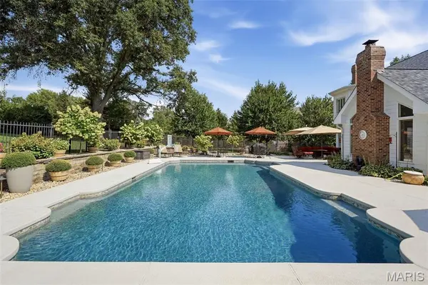 23 Bopp LN, Town And Country, MO 63131