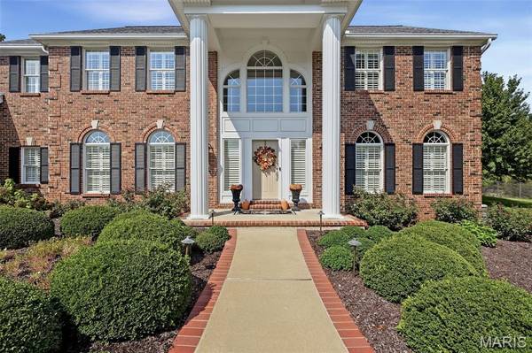 23 Bopp LN, Town And Country, MO 63131