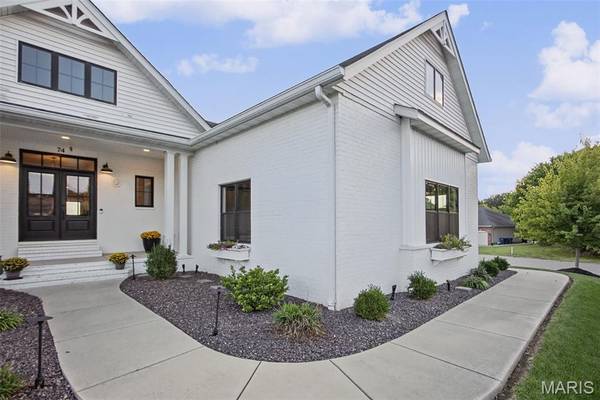74 Woodcrest DR, Bethalto, IL 62010