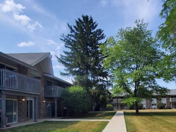 10S771 Clarendon Hills RD #208, Willowbrook, IL 60527