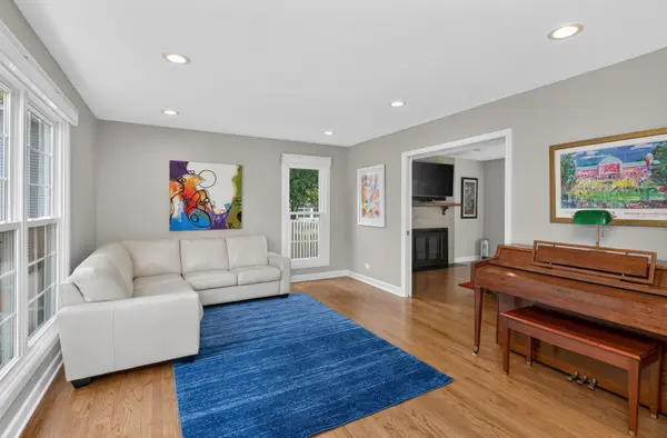 813 Hyde Park LN, Naperville, IL 60565
