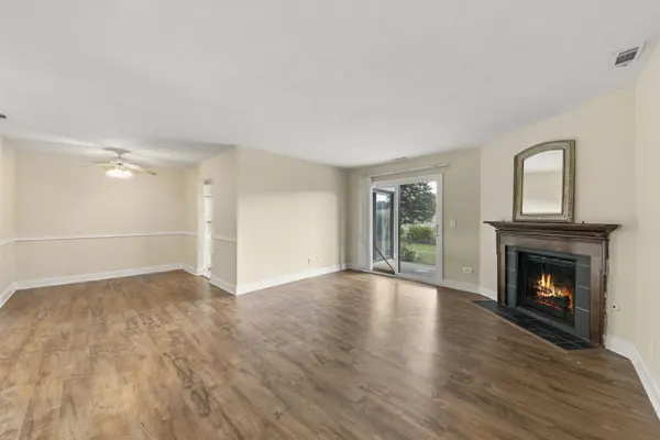 861 YOSEMITE TRL #B, Roselle, IL 60172