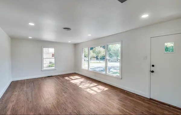 2433 Southwood DR, Dallas, TX 75233