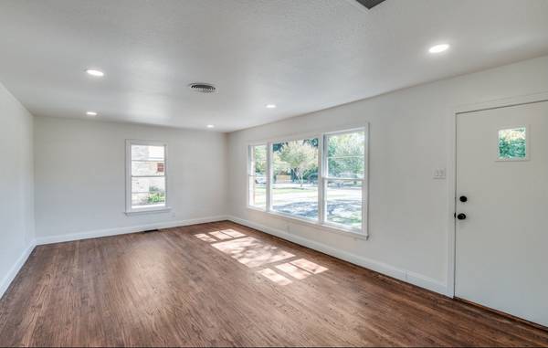 2433 Southwood DR, Dallas, TX 75233