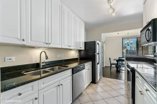 70 W HURON ST #1002, Chicago, IL 60654