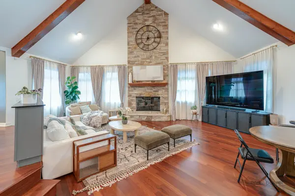 8208 Country Shire LN, Spring Grove, IL 60081
