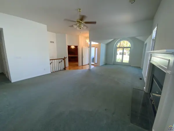 6227 SW 40th Ct, Topeka, KS 66610