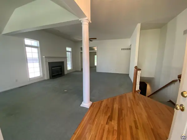 6227 SW 40th Ct, Topeka, KS 66610