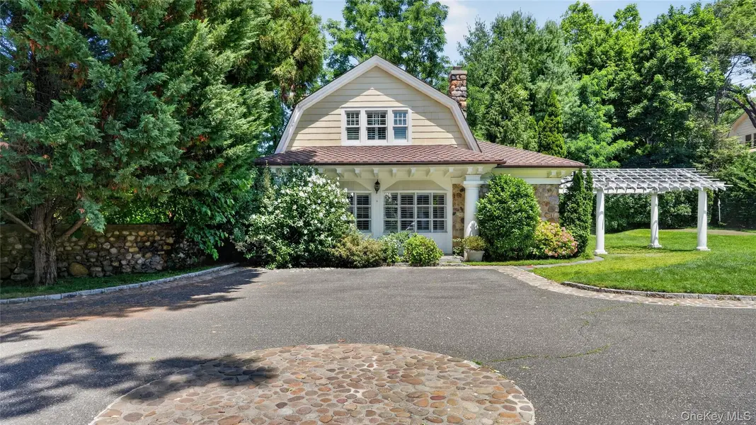 1058 Plandome RD, Manhasset, NY 11030