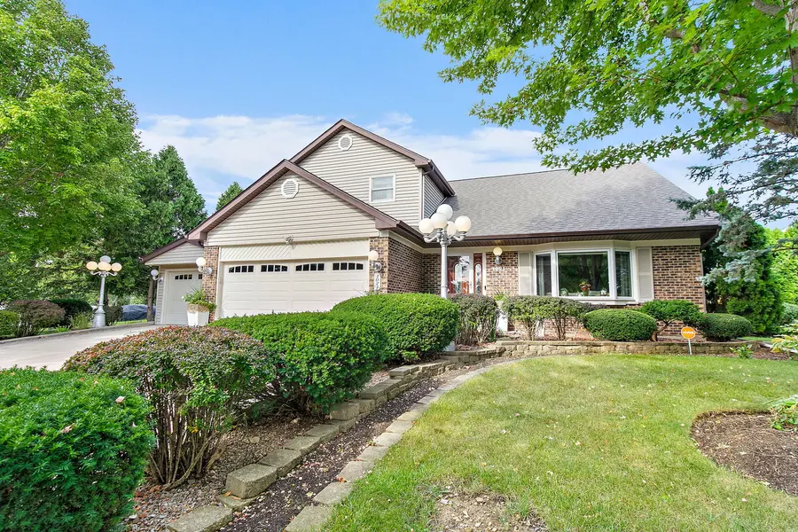 1021 Pheasant TRL, Carol Stream, IL 60188