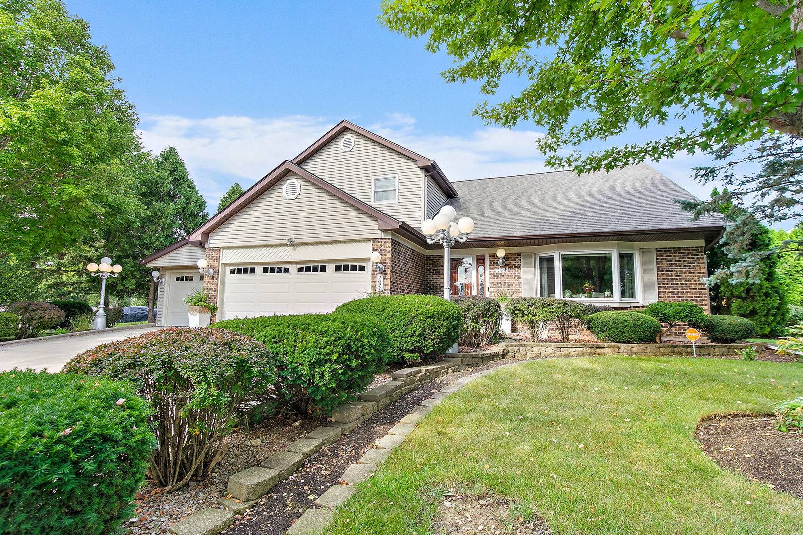 1021 Pheasant TRL, Carol Stream, IL 60188