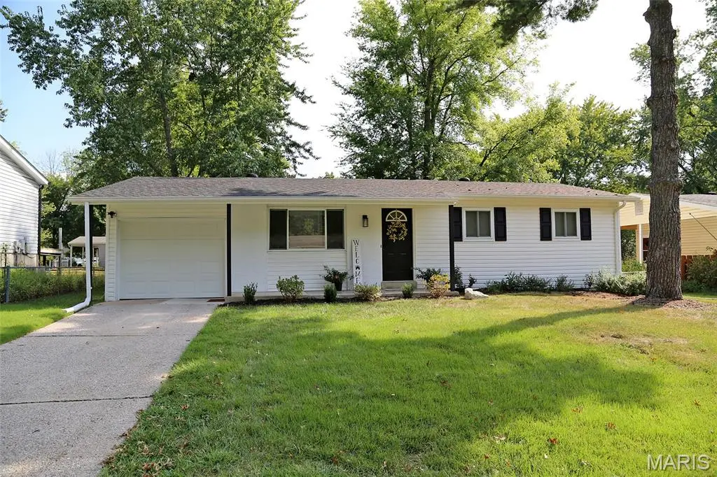 6 Marveline DR, St Charles, MO 63304