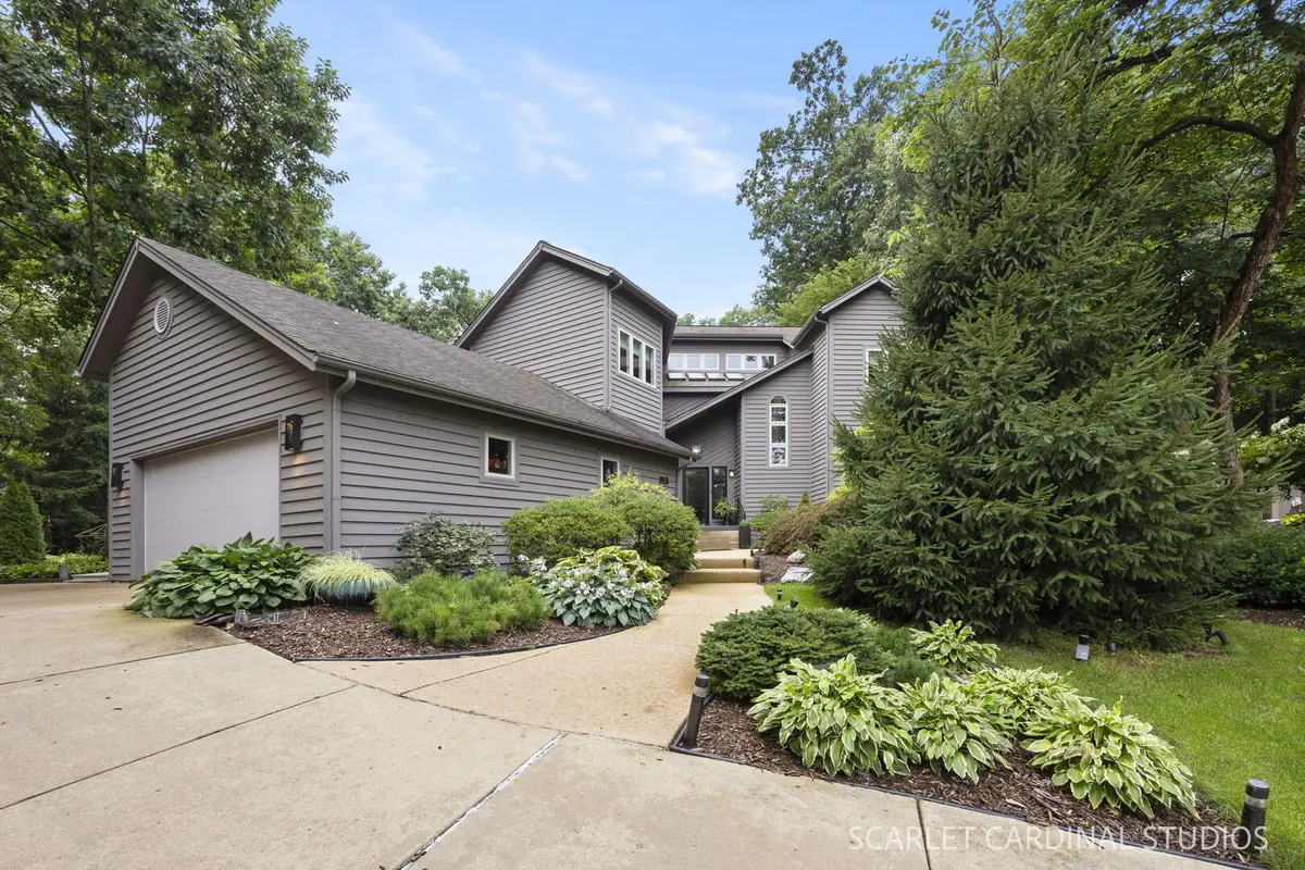 915 Knollwood LN, West Chicago, IL 60185