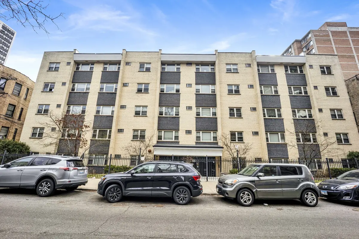 3161 N Cambridge AVE #402, Chicago, IL 60657