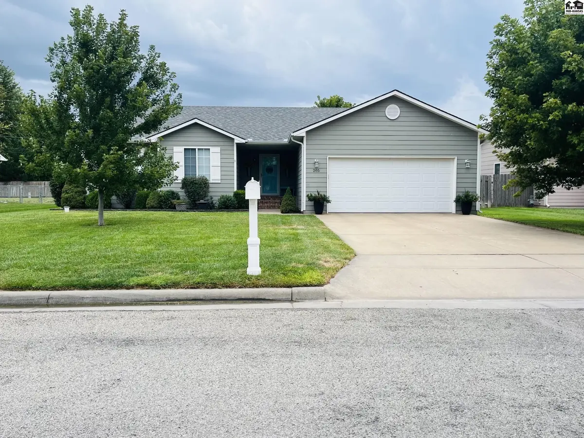 205 E 37th Ave, Hutchinson, KS 67502