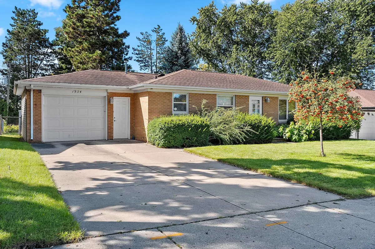 1934 DEBRA LN, Green Bay, WI 54302-2218