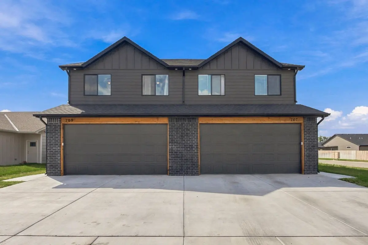 707 E Briarbrook Ln, Park City, KS 67147