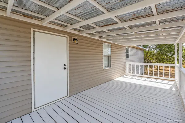 141 Davie LN, Marion, TX 78124