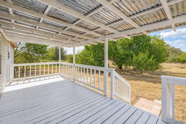 141 Davie LN, Marion, TX 78124