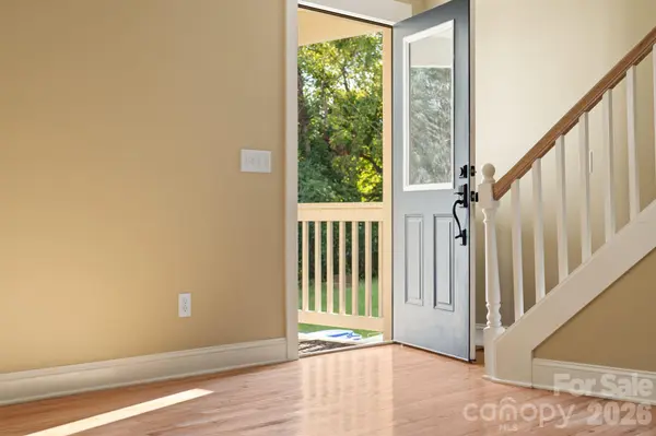 8 Cottage Cove LN, Asheville, NC 28803