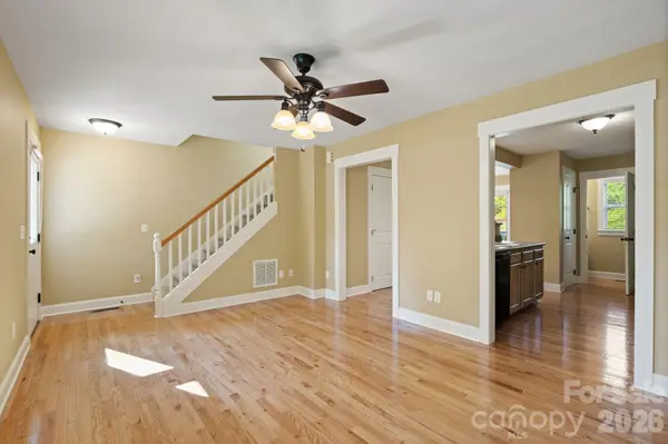 8 Cottage Cove LN, Asheville, NC 28803