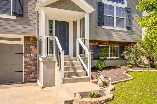9025 SW 10th ST, Blue Springs, MO 64064
