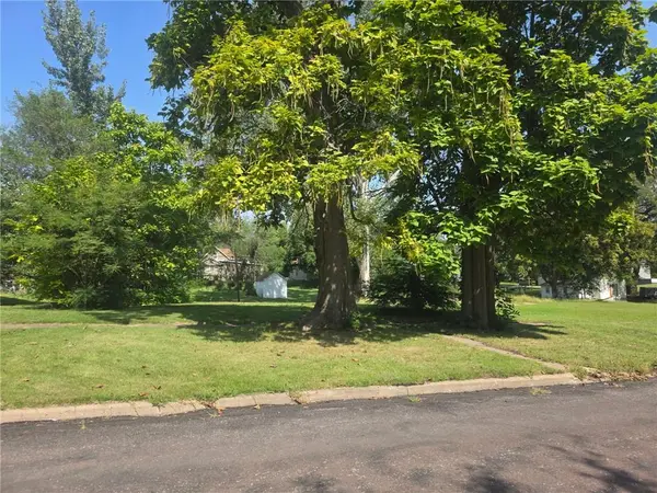 310 E 8th ST, Horton, KS 66439