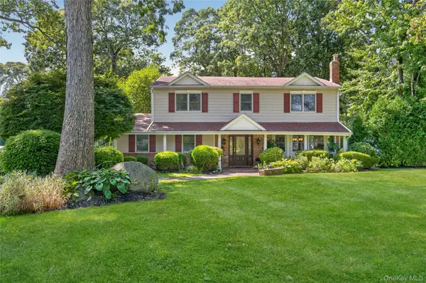 38 McCulloch DR, Dix Hills, NY 11746