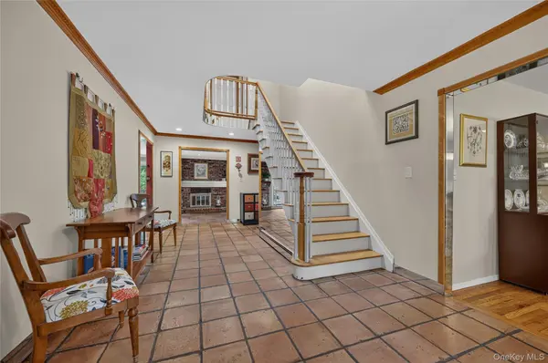 38 McCulloch DR, Dix Hills, NY 11746