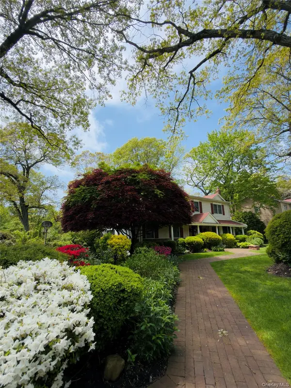 38 McCulloch DR, Dix Hills, NY 11746