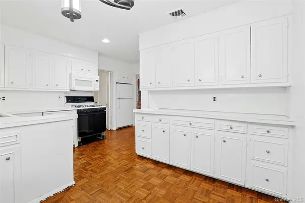 12 E Wheeler PL, West Nyack, NY 10994