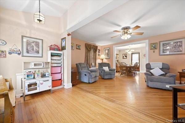 56 Elmwood ST, Valley Stream, NY 11581