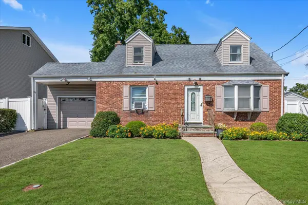 15 Lexington AVE, Westbury, NY 11590