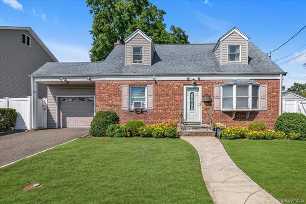 15 Lexington AVE, Westbury, NY 11590