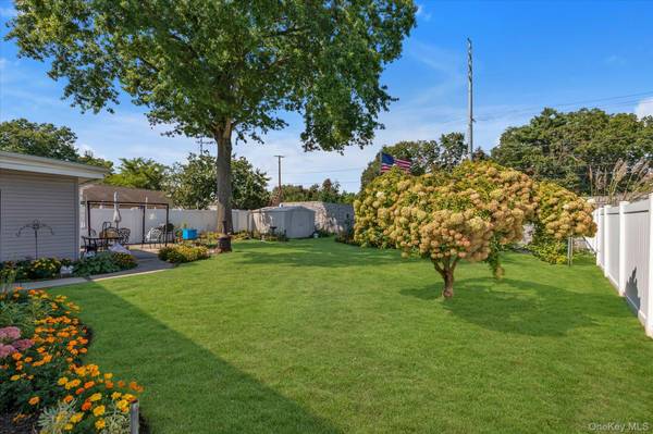 15 Lexington AVE, Westbury, NY 11590