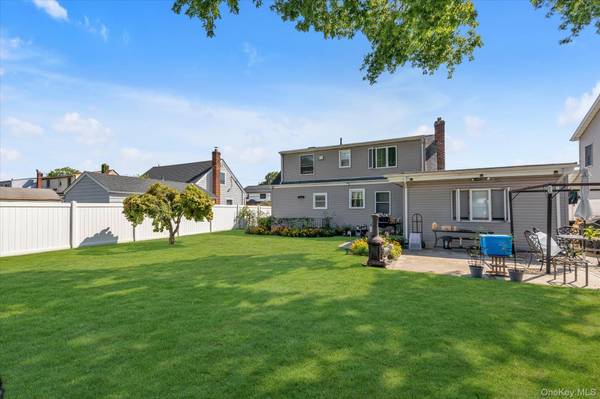 15 Lexington AVE, Westbury, NY 11590