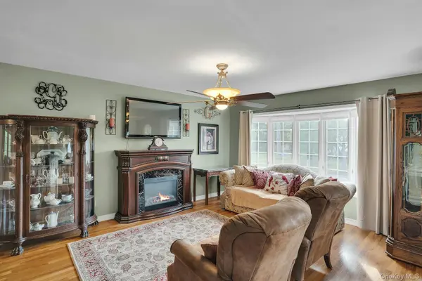 39 Pawnee DR, Commack, NY 11725