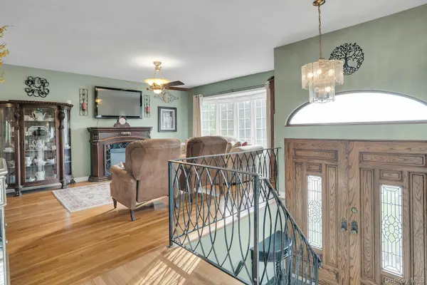39 Pawnee DR, Commack, NY 11725