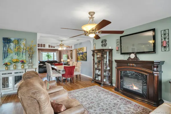 39 Pawnee DR, Commack, NY 11725