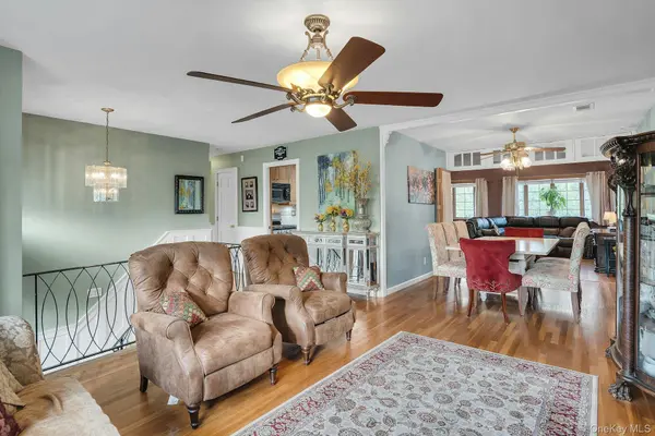 39 Pawnee DR, Commack, NY 11725