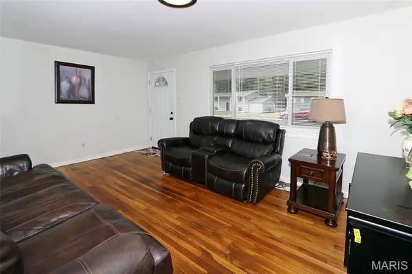 6 Marveline DR, St Charles, MO 63304