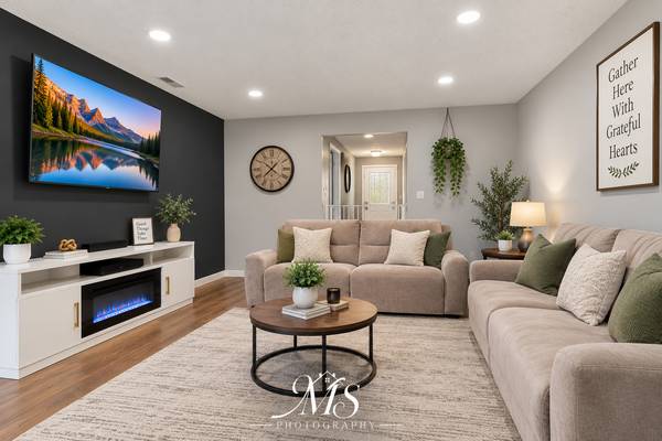 1713 Fulton LN, Hanover Park, IL 60133
