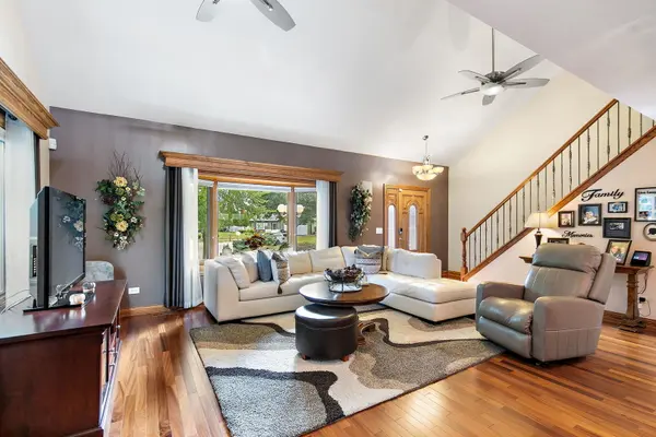 1021 Pheasant TRL, Carol Stream, IL 60188