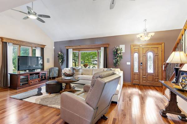 1021 Pheasant TRL, Carol Stream, IL 60188
