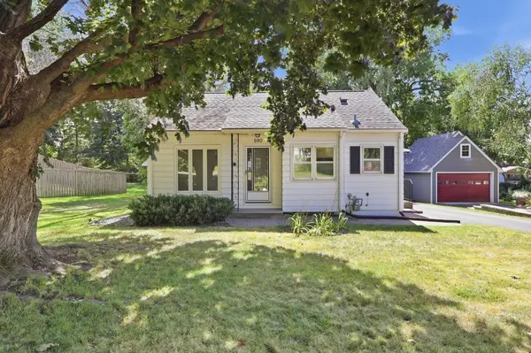 590 Valley LN, Mendota Heights, MN 55118