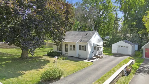 590 Valley LN, Mendota Heights, MN 55118