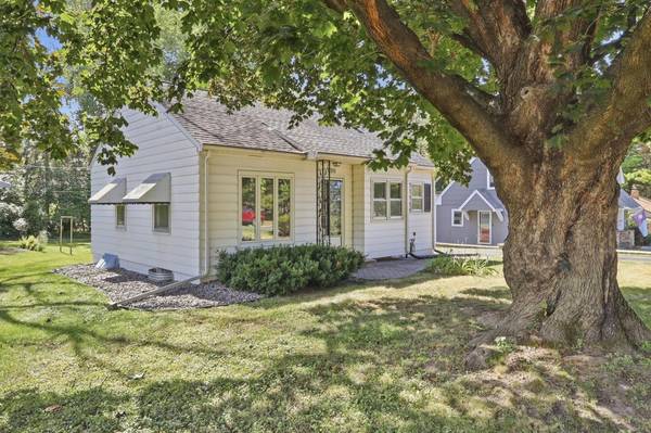 590 Valley LN, Mendota Heights, MN 55118